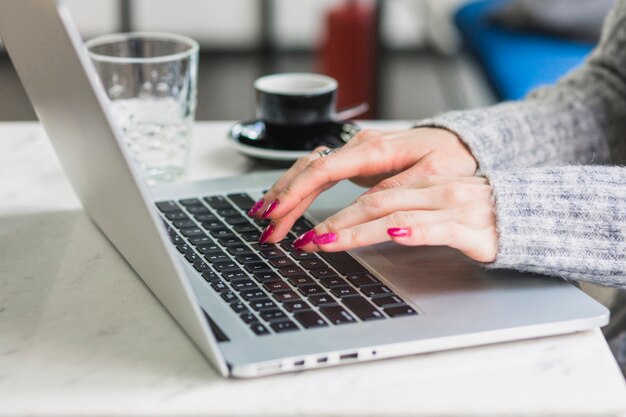 Handen bijsnijden met een laptop