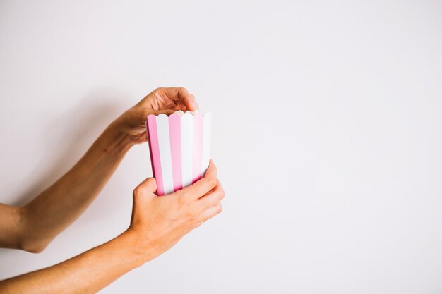 Handen bijsnijden met popcorndoos