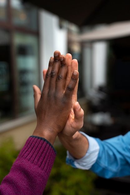 Gratis foto handen die elkaar vasthouden ter ondersteuning