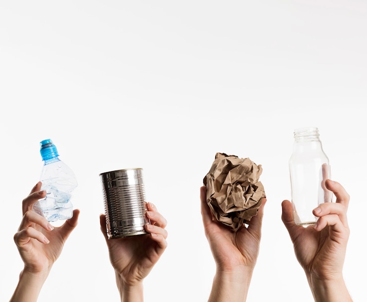 Gratis Foto handen die recycleerbare voorwerpen vasthouden