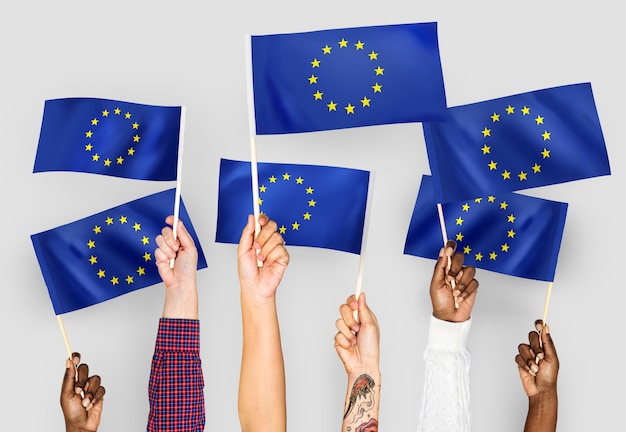 Gratis foto handen die vlaggen van europeanunion golven