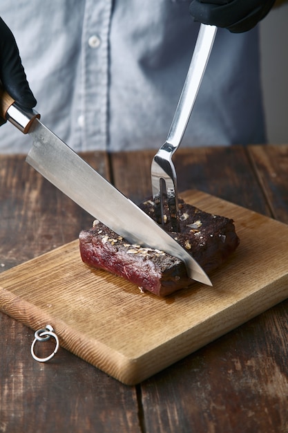 Handen gesneden medium rare gekookte walvisvlees steak