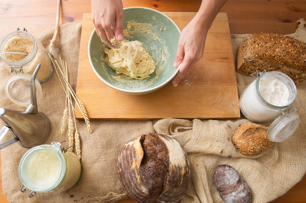 Handen kneden deeg voor zelfgemaakte gebak en brood