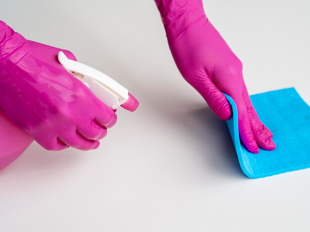 Handen met chirurgische handschoenen en wassing schoonmaak oppervlak