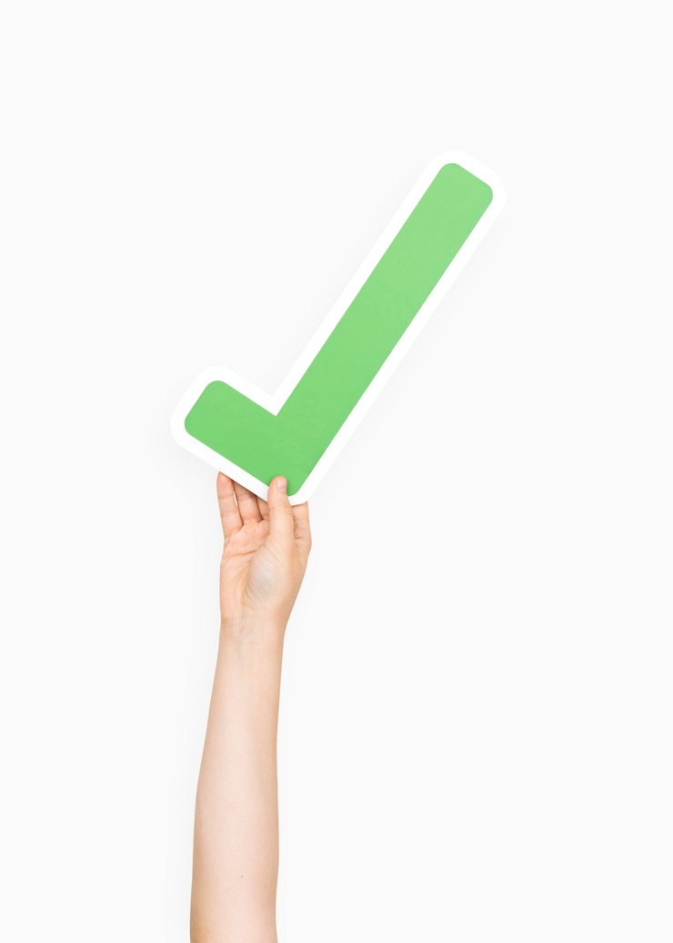 Gratis Foto handen met een vinkje pictogram