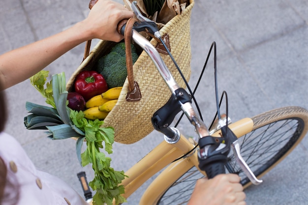 Handen met fietsstuur close-up