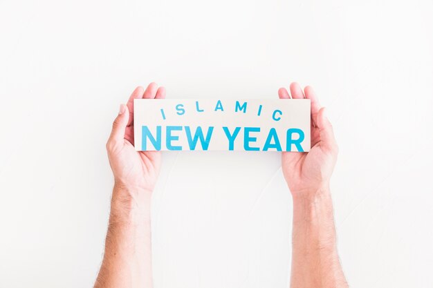 Handen met islamitisch nieuwjaarsdocument