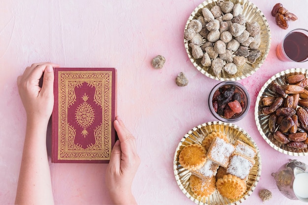 Handen met koran bij snoepjes