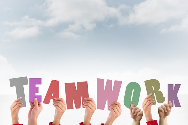 Gratis foto handen met letters die het woord teamwork