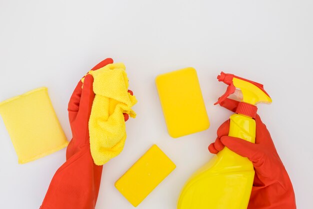 Handen met schoonmaakproducten