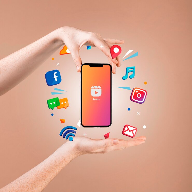 Gratis Foto handen met smartphone social media concept