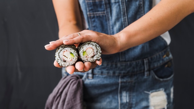 Gratis foto handen met sushi wraps