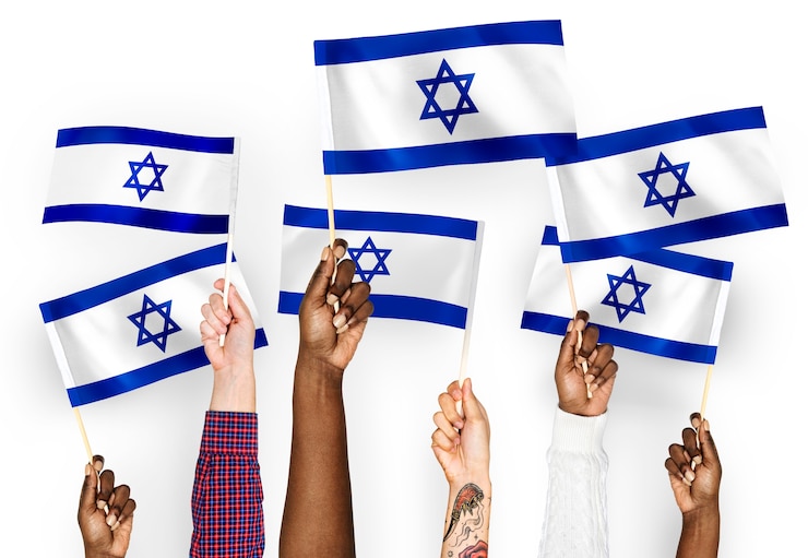 Gratis Foto handen met vlaggen van israël zwaaien