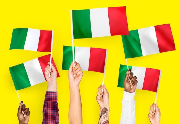 Gratis foto handen met vlaggen van italië zwaaien