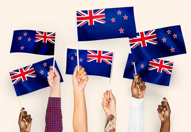 Handen met vlaggen van Nieuw-Zeeland zwaaien