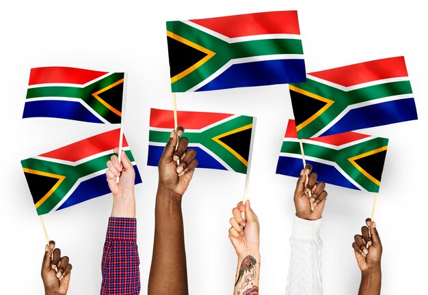 Handen met vlaggen van Zuid-Afrika zwaaien