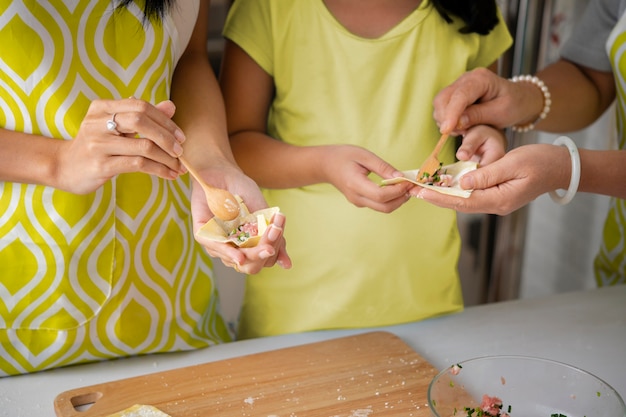 Gratis foto handen samen koken