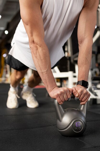 Handen trainen met kettlebell close-up