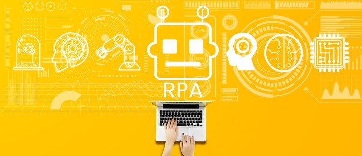Gratis Foto handen typen op laptop bovenaanzicht