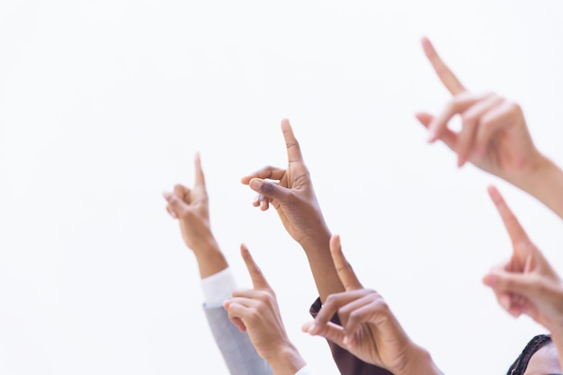 Gratis foto handen van ondernemers die wijsvingers benadrukken