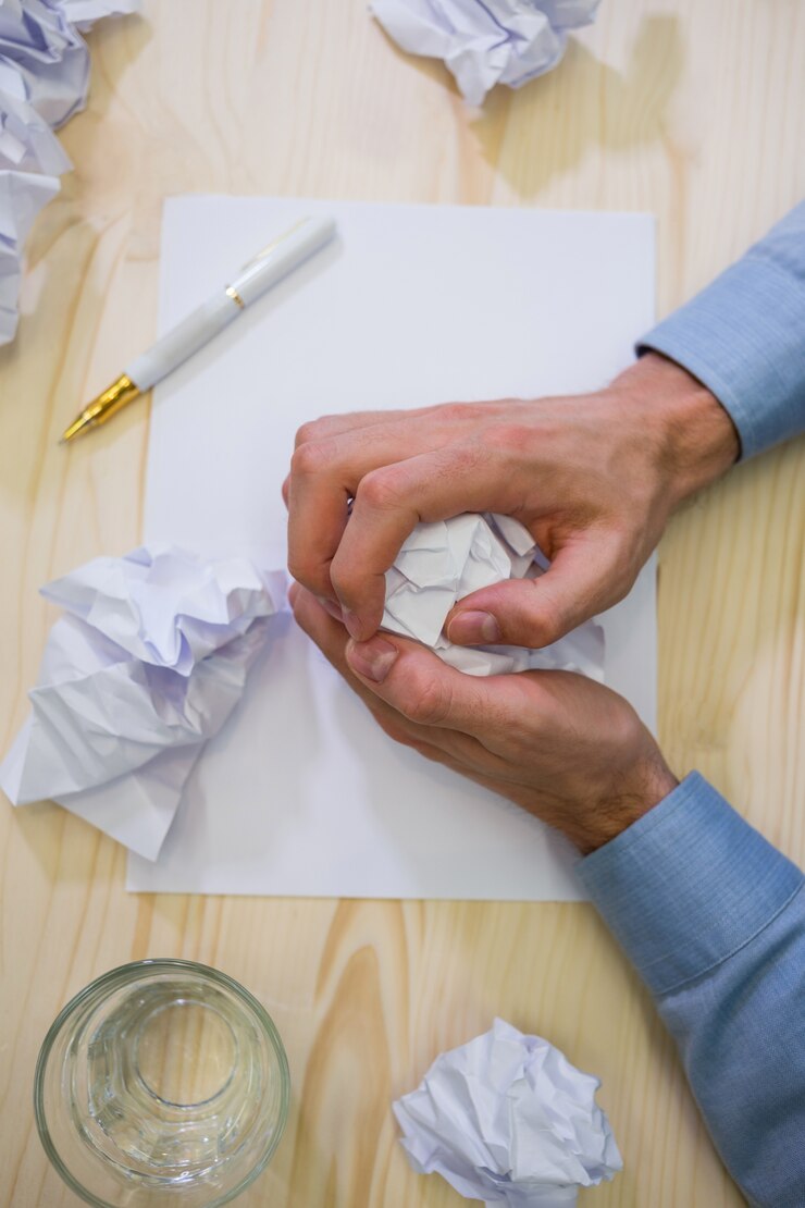 Gratis Foto handen van zakenman het maken van papier bal