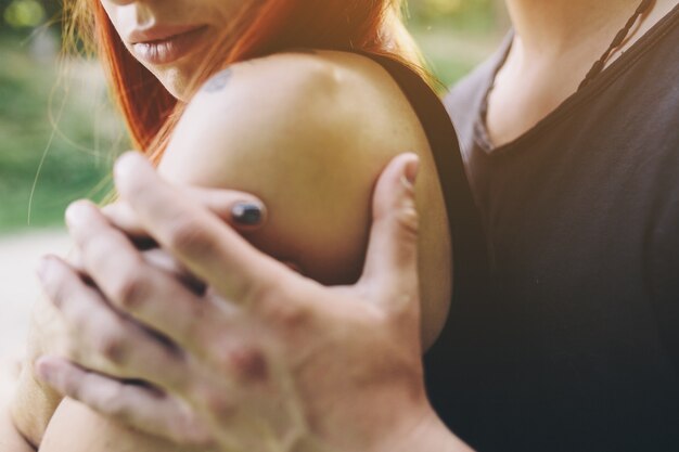 handen volwassen date natuur ongedwongen