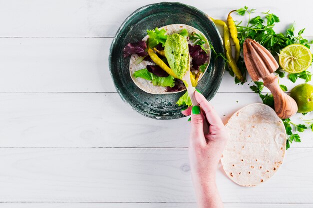 Handen voorbereiden van lekker Mexicaans eten