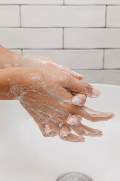 Handen wassen zijwaarts met zeep wrijven