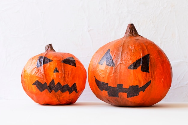 Handgemaakte jack-o-lanterns voor Halloween-feest