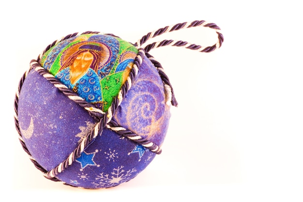 Handgemaakte kerstballen, italiaanse traditie, gemaakt van stof en koord
