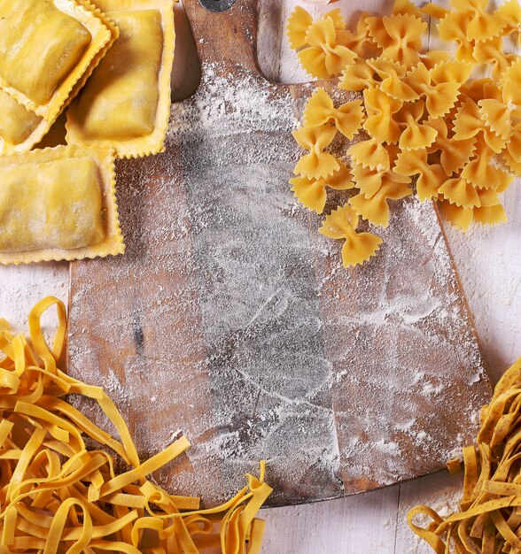 Handgemaakte pasta en snijplank