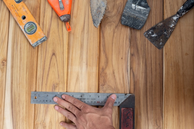 Handgereedschapset, ingesteld op houten vloer.