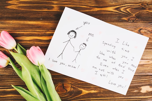 Handgeschreven moederdagkaart naast rozen