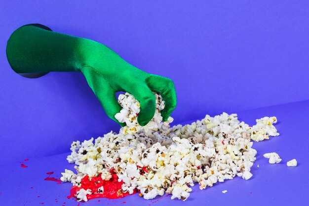 Gratis foto handgrijpende popcorn