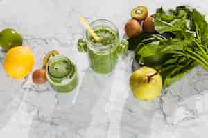 Gratis foto handige smoothies op marmeren tafel