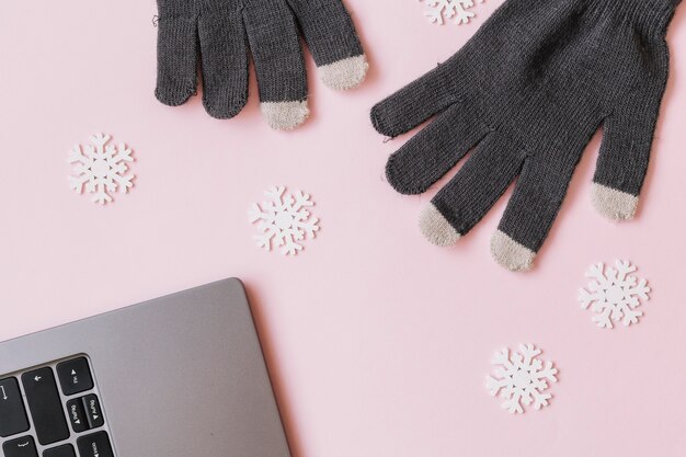 Handschoenen met kleine sneeuwvlok op tafel