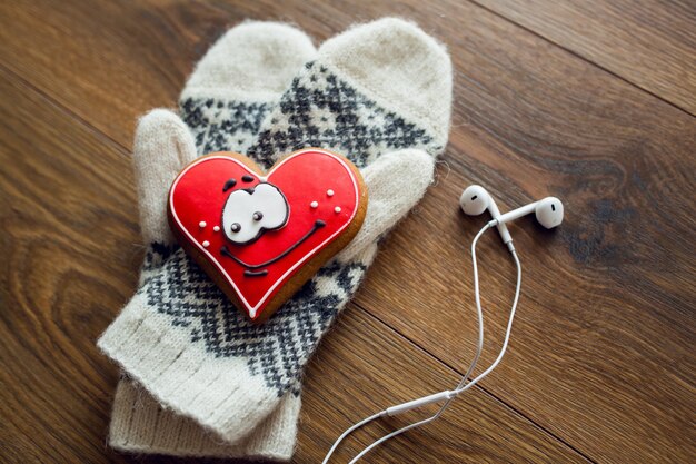 Gratis foto handschoenen op houten vloer