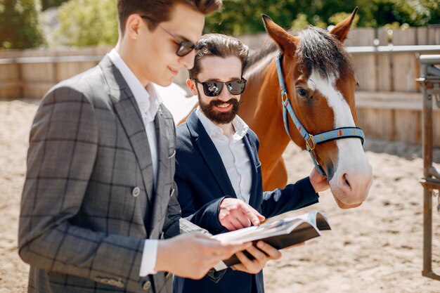 Handsme mannen staan in een ranch