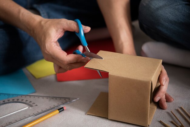 Handsnijden onder een hoge hoek met een schaar