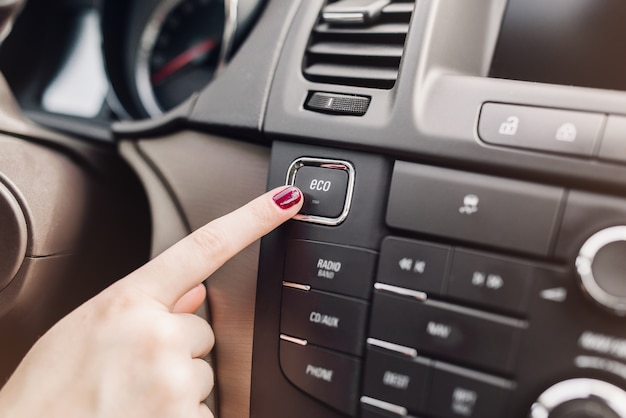 Gratis foto handvinger druk op de knop eco-modus in de auto