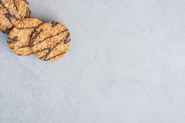 Handvol koekjes bij elkaar gebundeld op marmeren oppervlak