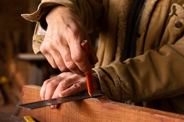 Handyman die een potloodlijn op hout maakt