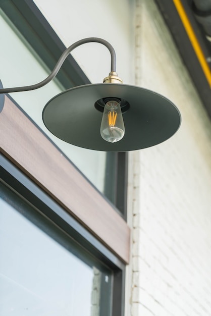 Gratis foto hangende zwarte lamp