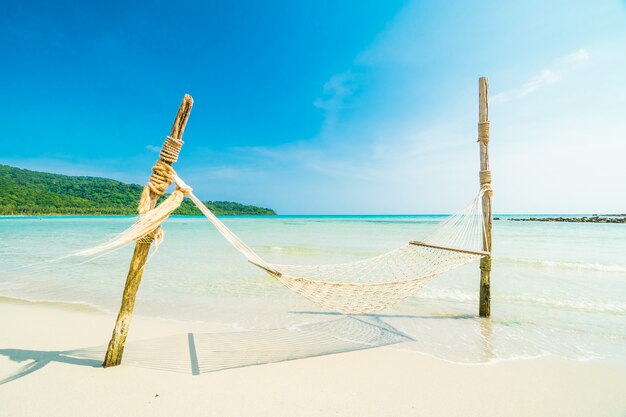 Hangmat met prachtig natuur tropisch strand