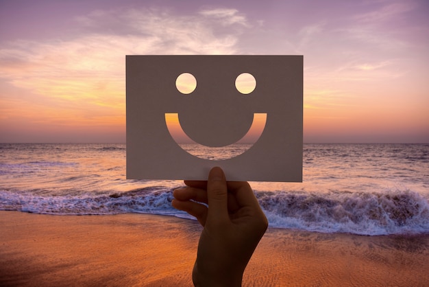 Gratis foto happines vrolijk geperforeerd papier smileygezicht