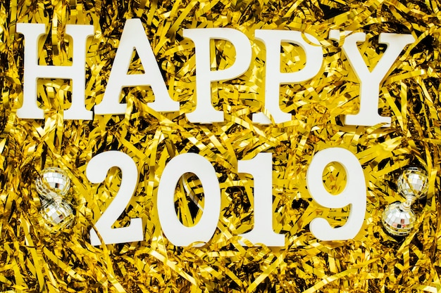 Gratis foto happy 2019 inscriptie op lovertjes