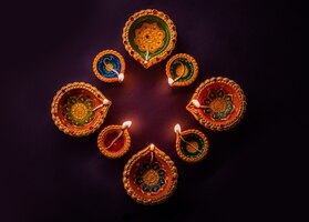 Happy diwali - mooie diwali-diya's 's nachts met bloemen