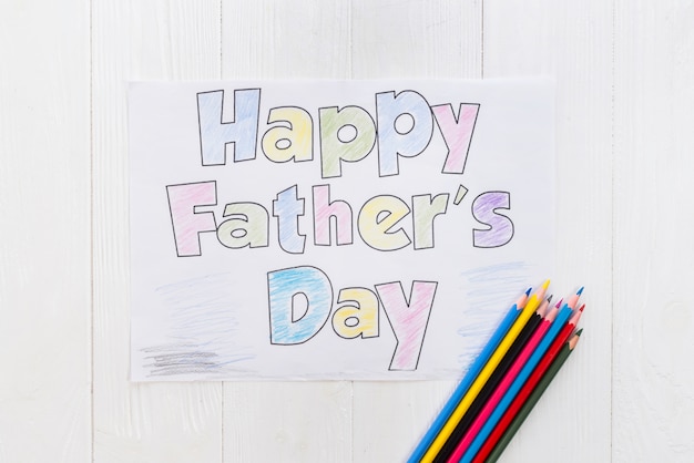 Happy Fathers Day inscriptie met potloden op tafel