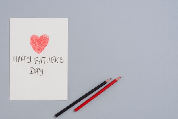 Happy Fathers Day inscriptie op papier blad met potloden