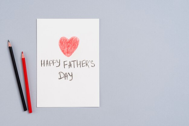 Happy Fathers Day inscriptie op papier met potloden